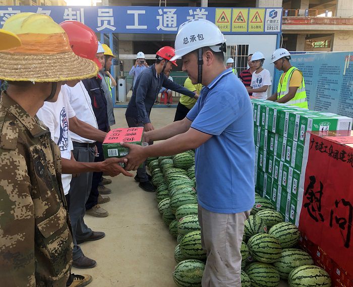 發放清涼物資。盧瑞陽 攝.JPG